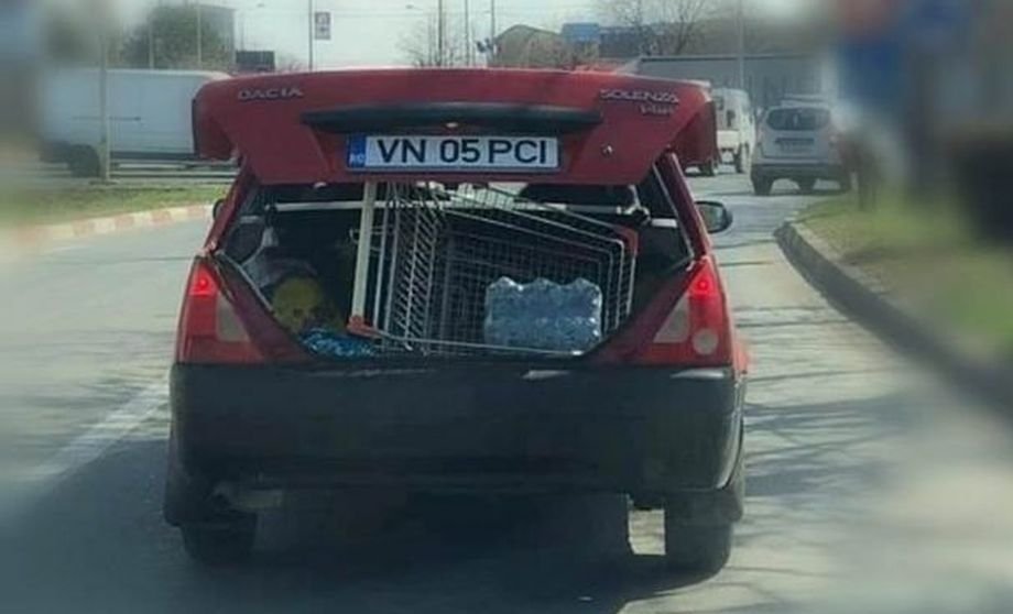 Un român, supărat că nu a găsit ce voia la supermarket, a plecat cu căruciorul în portbagaj