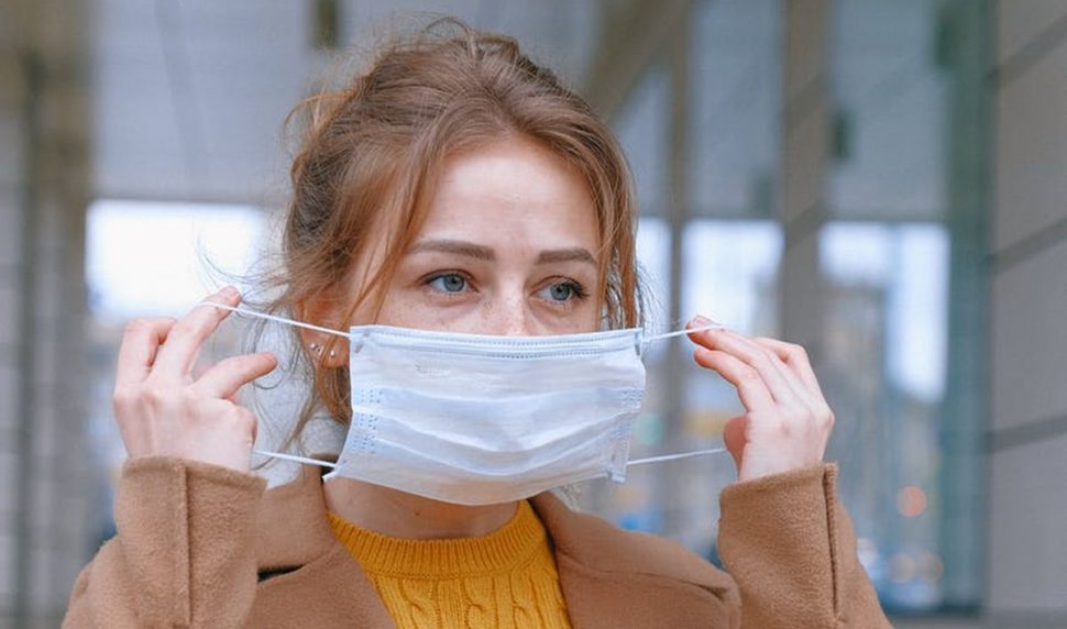 Cum să porți corect masca chirurgicală, în plină pandemie de coronavirus