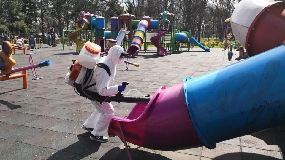 Gabriela Firea: Dezinfectăm spaţiile de joacă din parcuri. Străzile, spălate zilnic și salubrizate