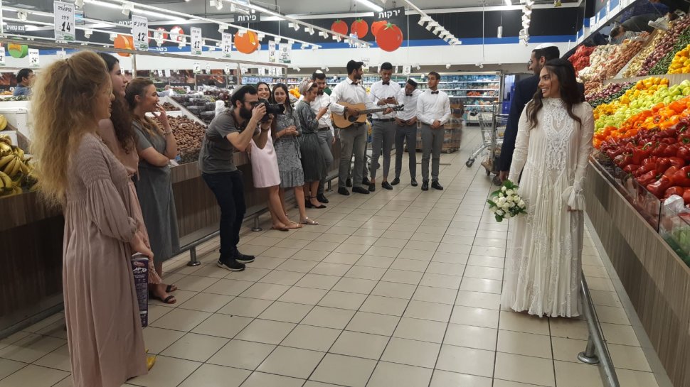 Un cuplu s-a căsătorit într-un supermarket, după ce guvernul israelian a interzis toate adunările de peste 10 persoane