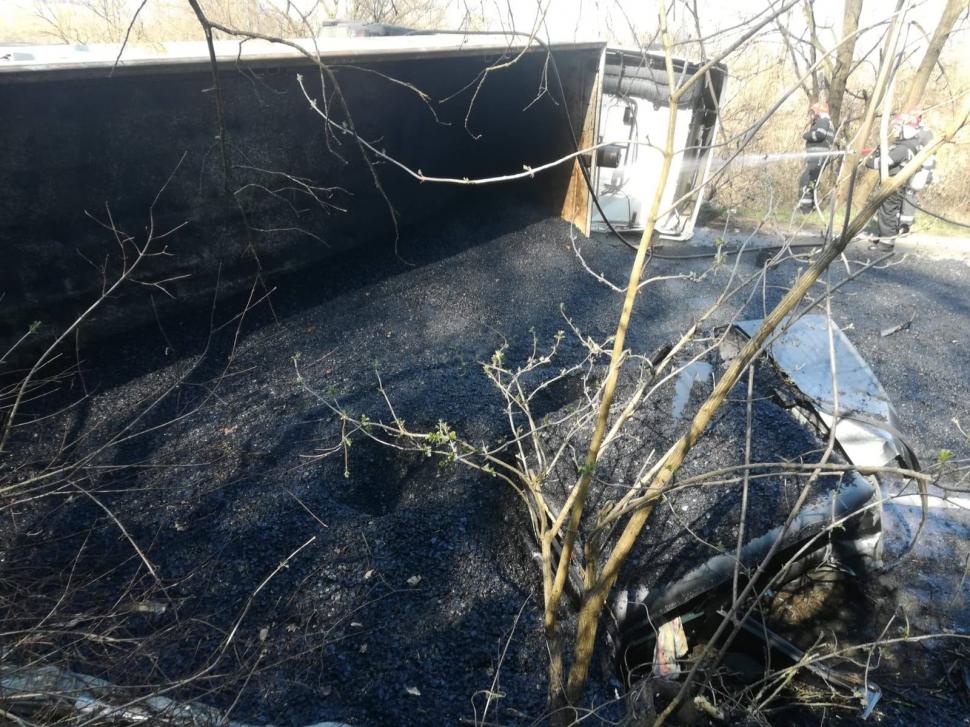 Un camion încărcat cu bitum fierbinte s-a răsturnat peste o Dacie, în Joia Mare, Arad 651533
