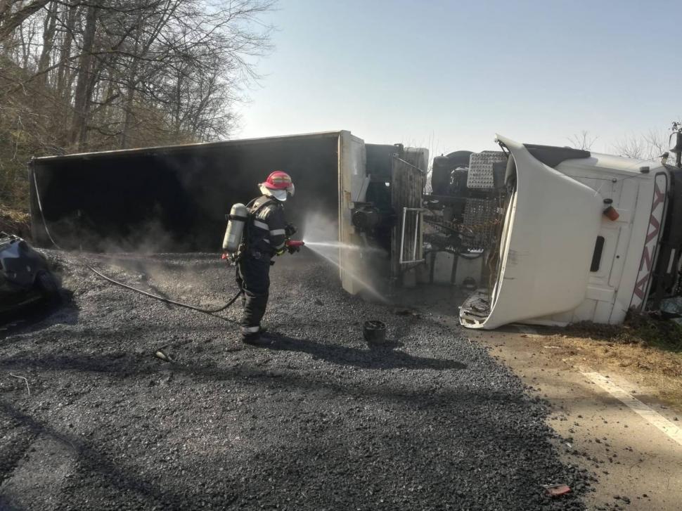 Un camion încărcat cu bitum fierbinte s-a răsturnat peste o Dacie, în Joia Mare, Arad 651535
