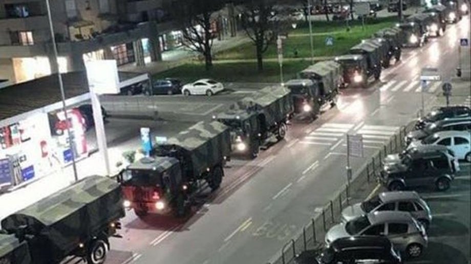 Imagine tragică din Italia. Un convoi de camioane ale armatei cară sicriele morţilor la crematorii