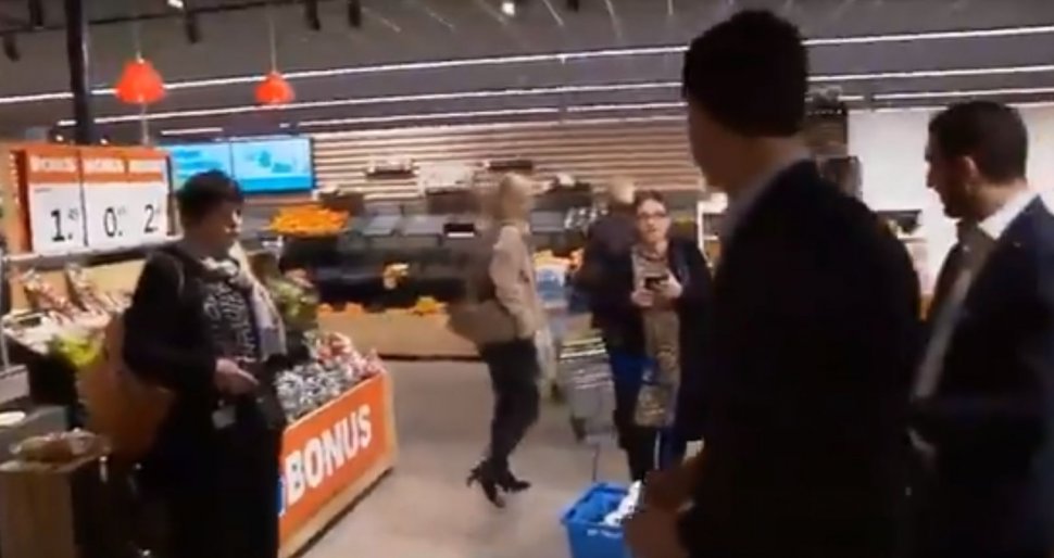 Premierul Olandei, schimb de replici cu clienta unui supermarket: ”Aveți suficientă hârtie igienică?"