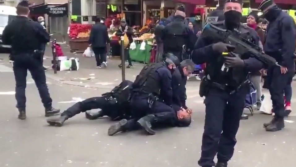 O femeie din Franţa a fost pusă la pământ, după ce a refuzat să prezinte documentul prin care îşi explică ieşirea în stradă - VIDEO