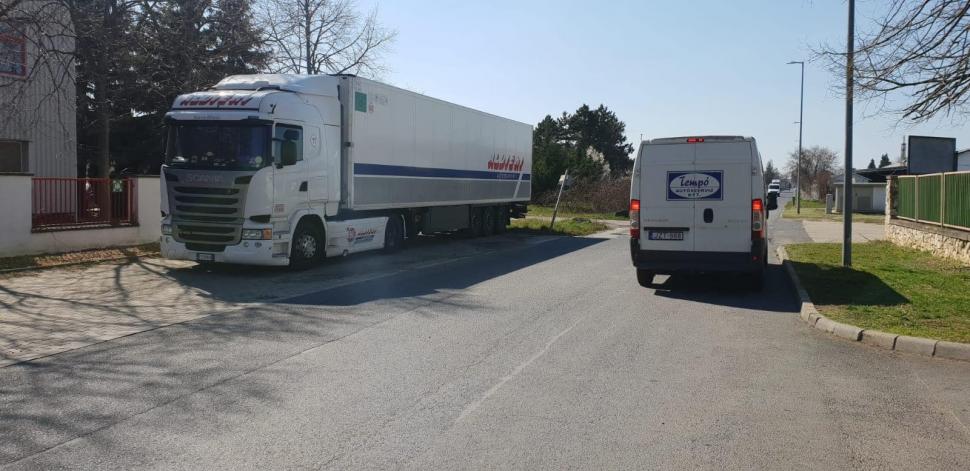 Șofer român de TIR, obligat să stea 14 zile în cabină de polițiștii din Ungaria: 'Dacă mă mișc, mă arestează' 651682