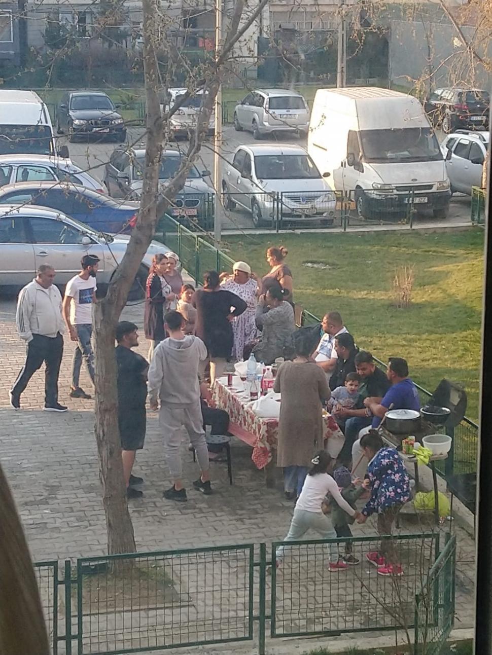 Au întins masa printre blocuri ignorând orice avertisment de la autorități. Imagini inedite în Balotești, Ilfov (FOTO) 651971