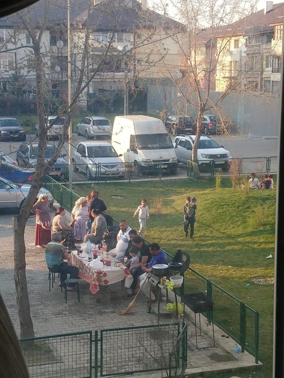 Au întins masa printre blocuri ignorând orice avertisment de la autorități. Imagini inedite în Balotești, Ilfov (FOTO) 651972