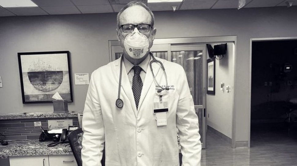 Imaginea cu medicul de 73 de ani care îngrijește pacienți, în plin focar de coronavirus. „Momentul în care gravitatea celor întâmplate ne lovește în cele din urmă...”