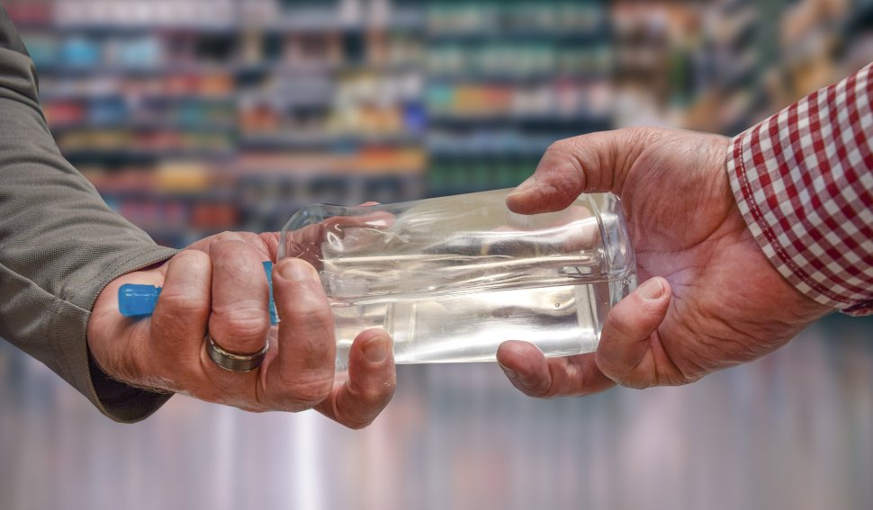 Țara din Europa care folosește alcool de contrabandă pe post de dezinfectant. Circa 500.000 de litri de votcă merg spre spitale și instituții de stat