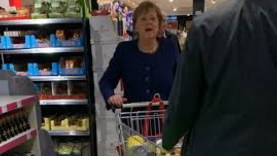 Cancelarul german Angela Merkel a ieşit la cumpărături. Şi-a luat hârtie igienică şi trei sticle de vin