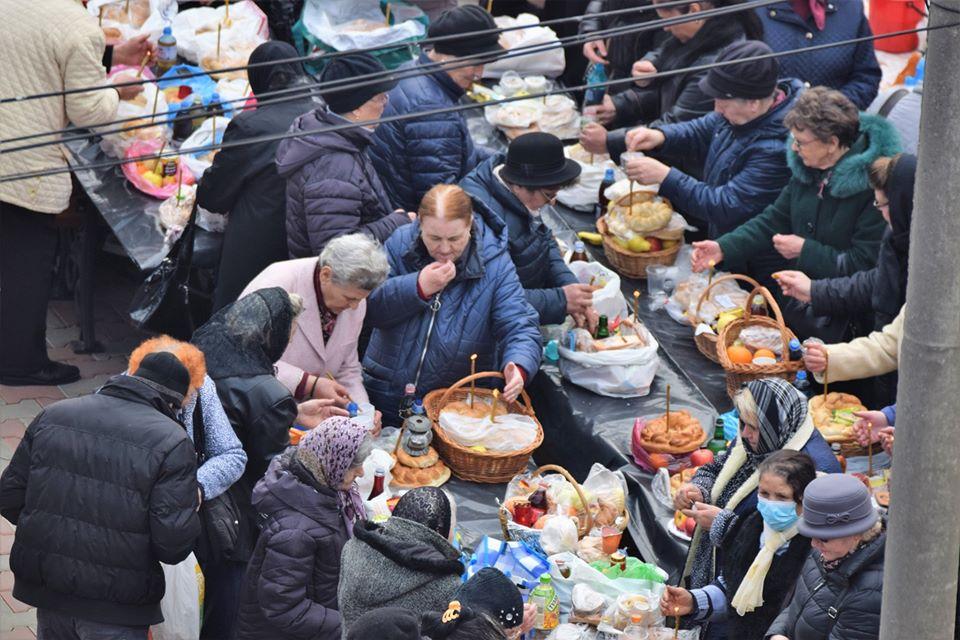 "Distanţare socială" cu 100 de persoane înghesuite la o slujbă pentru pomenirea morţilor. Reacţiile au fost dure: "Sunt inconştienţi"     652069