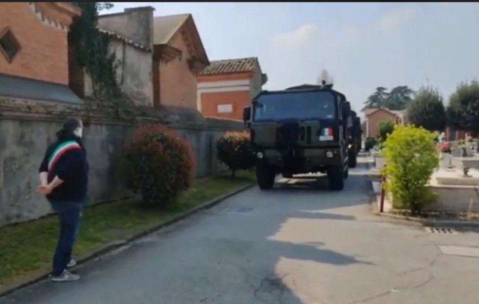 Imagini cutremurătoare în Italia. Camioanele militare au ajuns la cimitirul din Ferrara, cu zeci de cadavre de la Bergamo