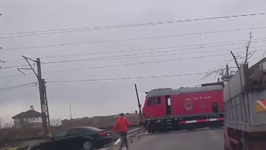 Un mecanic a oprit trenul ca să-și ia cafea. Scena a fost filmată la Constanţa - VIDEO