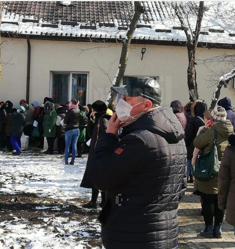 Angajații Spitalului Județean Suceava, trimiși la testare pentru noul coronavirus. Oamenii stau la o înghesuială de nedescris (FOTO) 652485