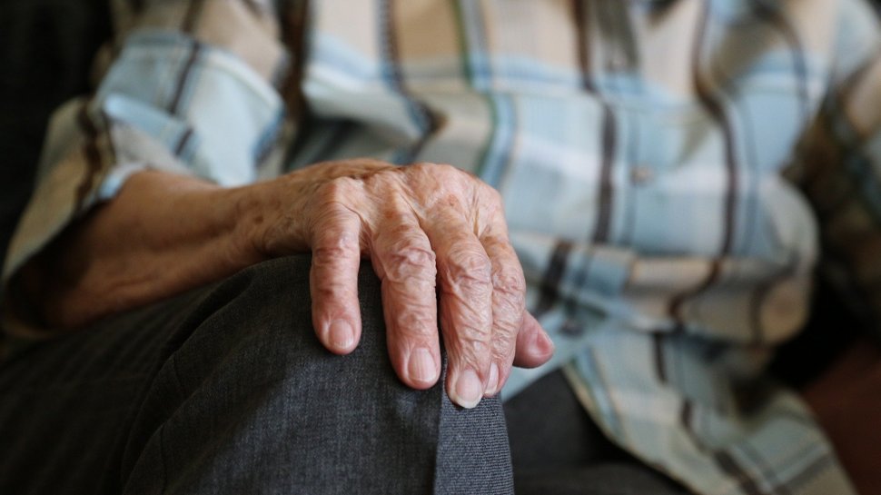 Klaus Iohannis, anunț pentru vârstnici: „Persoanele de peste 65 de ani vor trebui să stea în casă tot timpul”