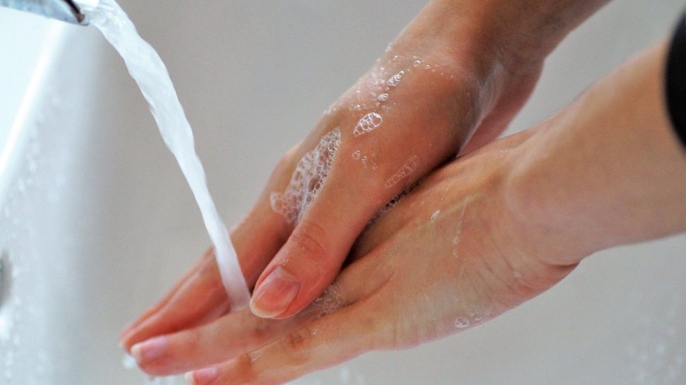 Cum protejăm mâinile după dezinfectările și spălările repetate cu apă și săpun. Dr. Iulia Panturu: „Bariera cutanată este eficientă atâta timp cât este intactă”