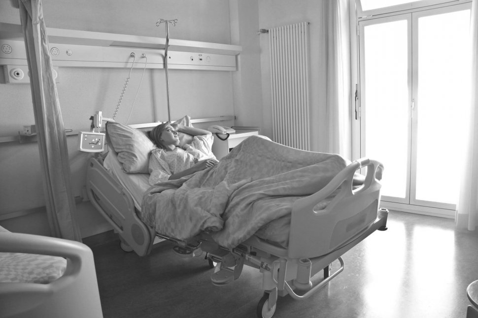 Mărturii sfâșietoare făcute de o asistentă din Suceava, infectată cu coronavirus: ”Soțul meu acum a murit. Vreau să plec, să dau certificatul de naștere”