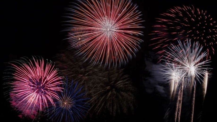 În plină pandemie, o primărie din Giurgiu cumpără focuri de artificii și organizează spectacole