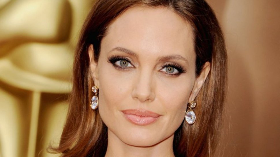 Angelina Jolie a donat un milion de dolari pentru copiii săraci afectați de pandemia de coronavirus. Rihanna și Arnold Schwarzenegger, implicați și ei în cauze umanitare