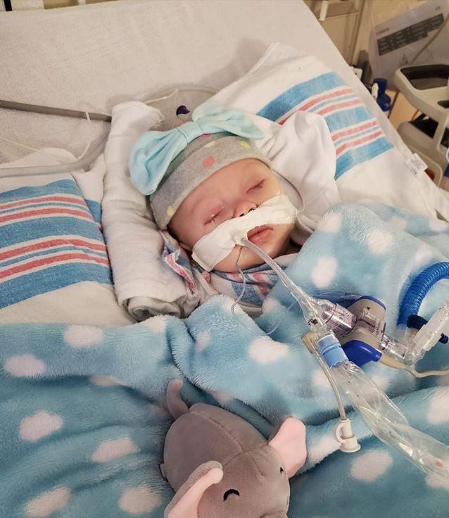 Fetița mea de numai 2 luni luptă pentru viață după ce a fost infectată cu COVID-19! Strigătul disperat al unei tinere mame 653006