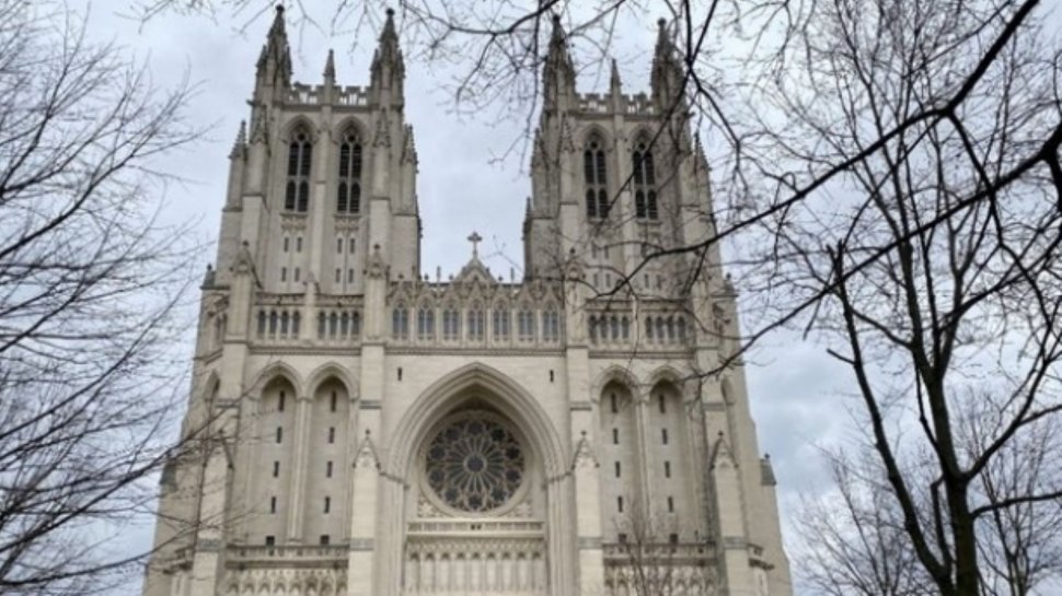 Mii de măști de protecție îngropate de peste un deceniu în cripta catedralei din Washington 