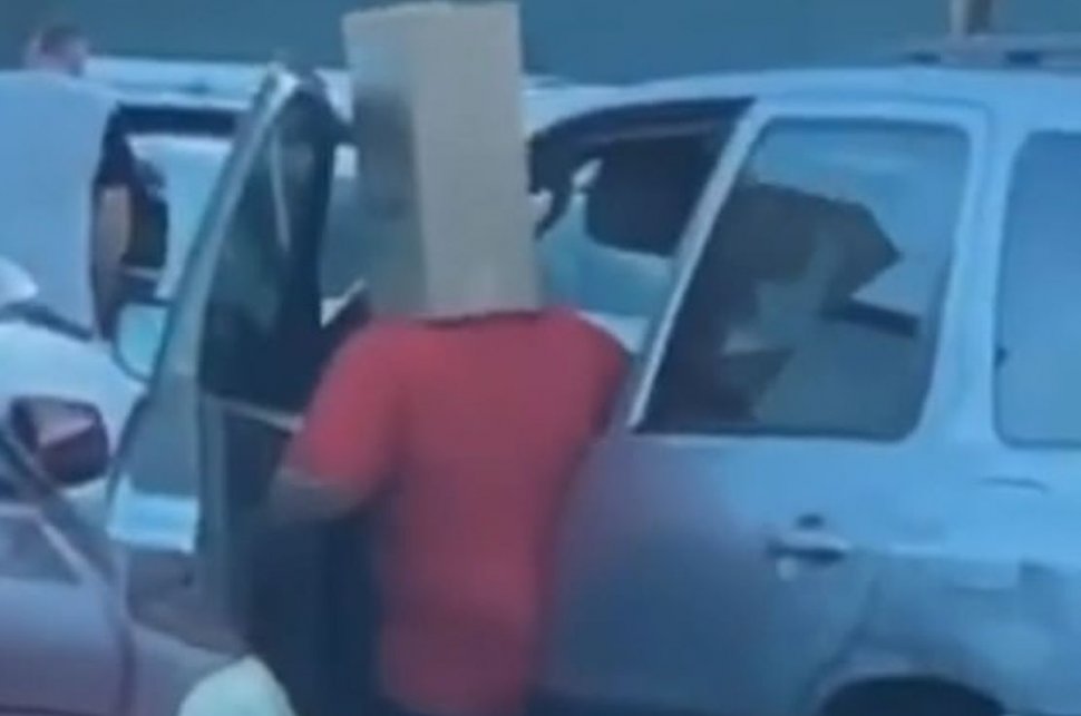 Un bărbat și-a făcut cumpărăturile cu o cutie de carton pe cap, de frica infectării cu coronavirus