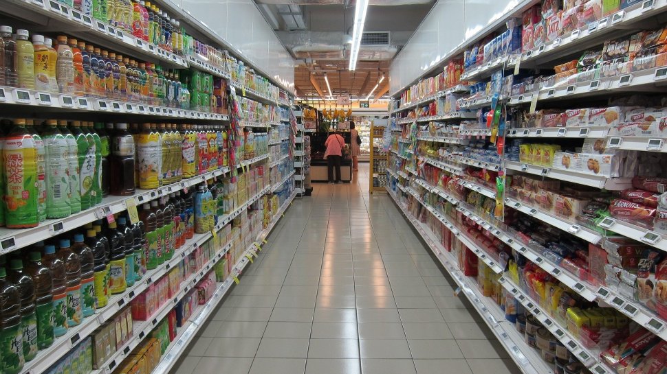 Un supermarket a aruncat alimente în valoare de 35.000 de dolari după ce o femeie a tușit intenționat pe ele 