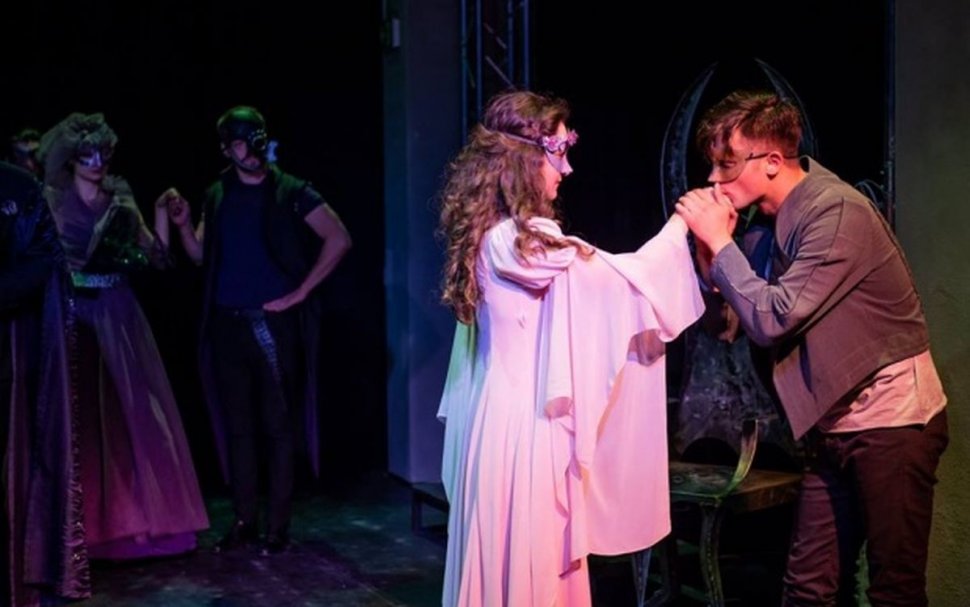 Teatrul Mic difuzează online spectacolul "Romeo și Julieta" de Ziua Internațională a Teatrului