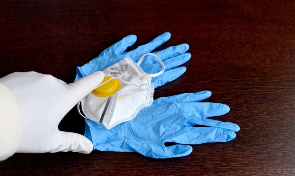 Un angajat al Spitalului din Pitești, cercetat după ce a furat măști, mănuși și dezinfectanți