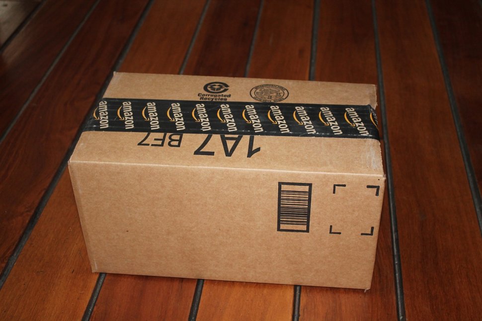 Un curier al companiei Amazon a fost filmat scuipând pe un pachet la livrare