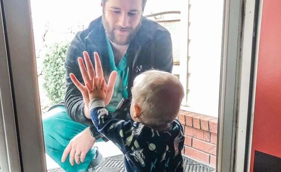 Cum reacţionează un copil de un an când îşi revede după mult timp tatăl, medic la un spital cu cazuri grave de coronavirus