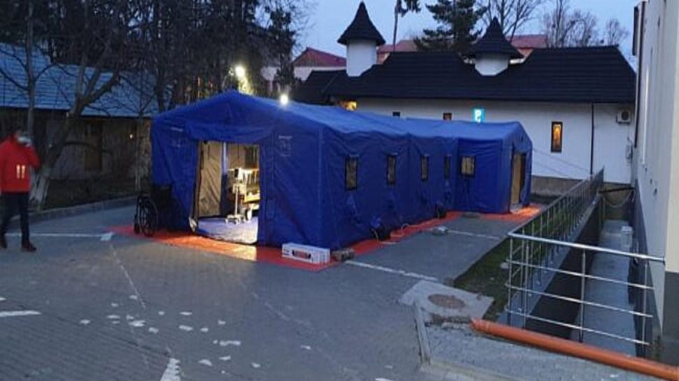 Corturi-tunel montate la spitalul din Suceava pentru echiparea şi decontaminarea personalului medical