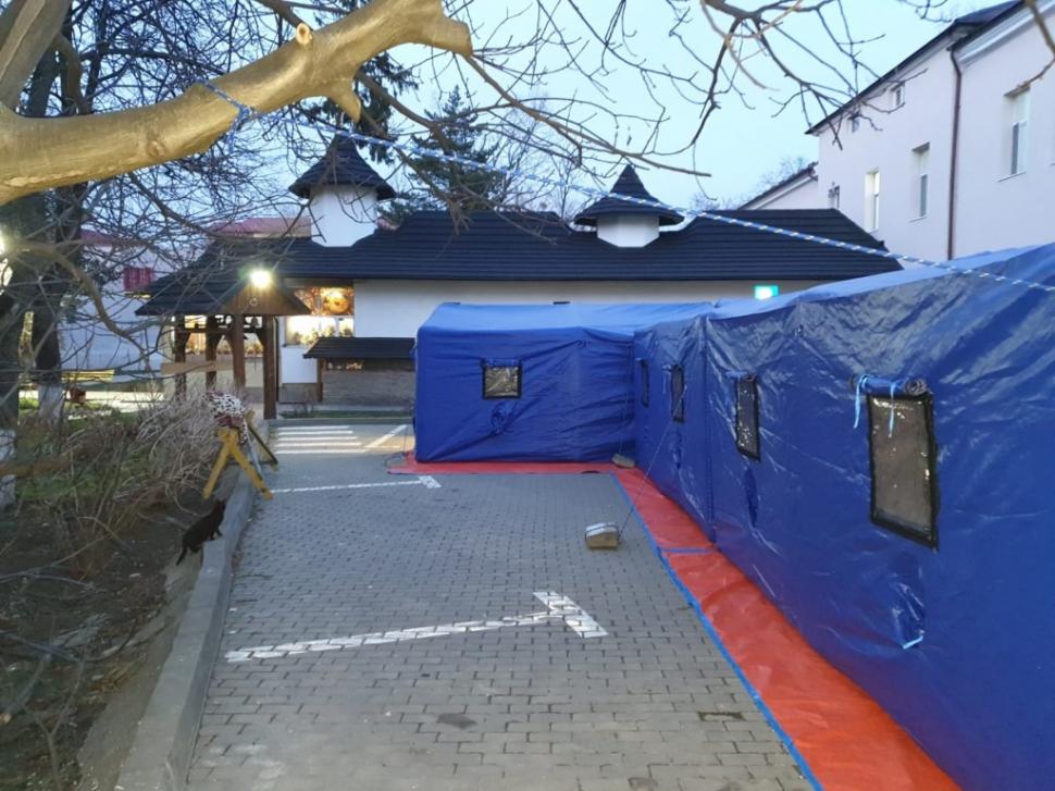 Corturi-tunel montate la spitalul din Suceava pentru echiparea şi decontaminarea personalului medical 653546