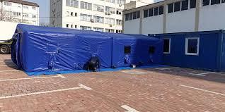 Corturi-tunel montate la spitalul din Suceava pentru echiparea şi decontaminarea personalului medical 653547