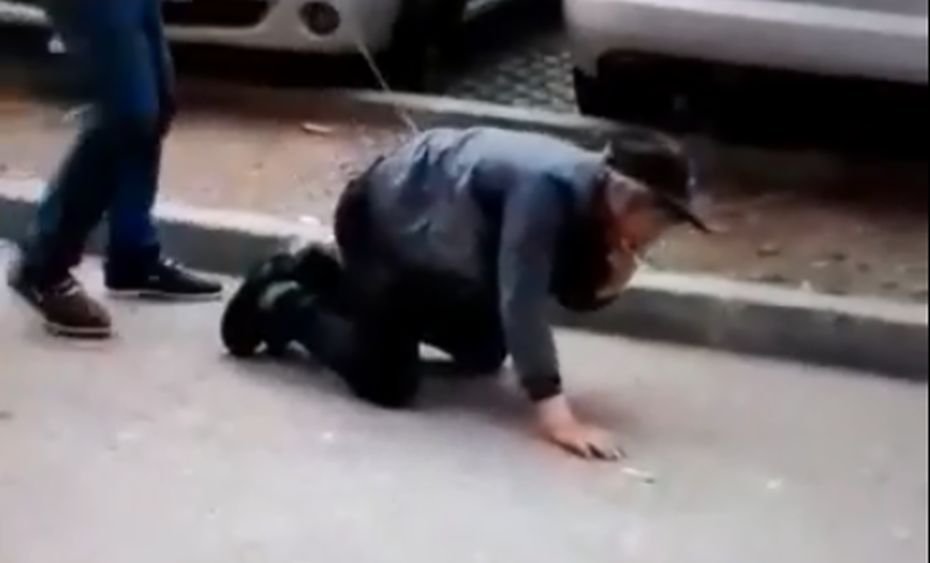 Un bărbat din Gorj a fost filmat în timp ce se plimbă cu un bărbat ținut în lesă, pe o stradă dintre blocuri