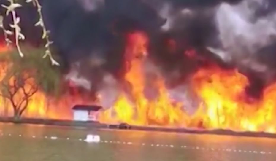 Incendiu izbucnit la Lacul 5 Lazuri, Dâmbovița. Focul ar fi fost pus intenționat