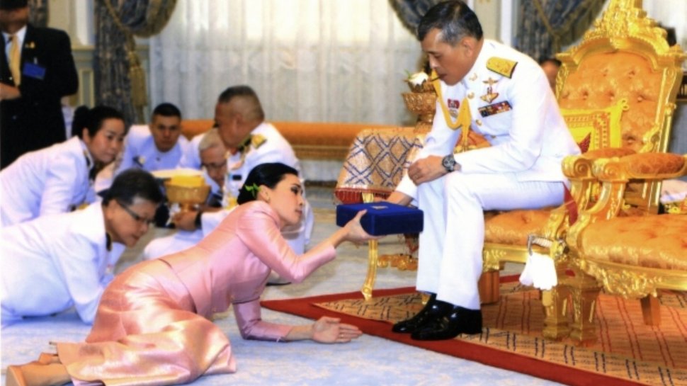 Dulce izolare. Regele Thailandei s-a autoizolat într-un hotel din Germania cu tot cu haremul său de 20 de femei, într-un peisaj de vis