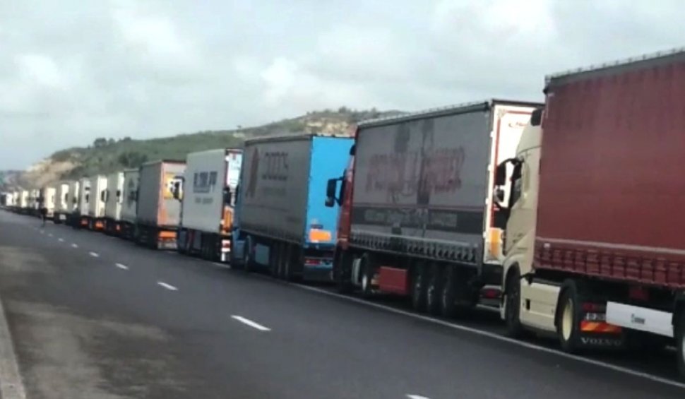 Șoferii români de TIR așteaptă chiar și 15 ore în vamă pentru a tranzita Bulgaria, în convoi