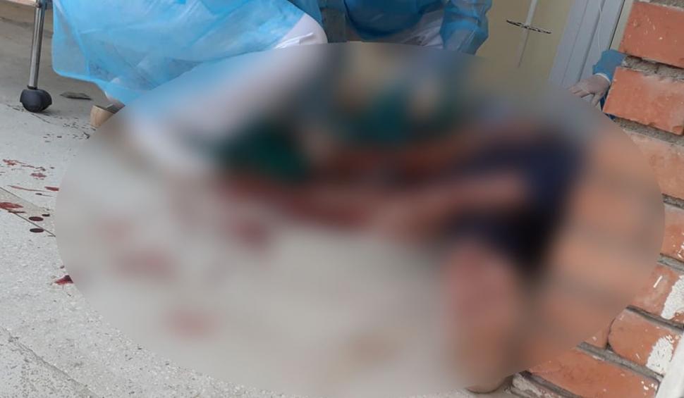 Bărbat fugit din izolare, în stare critică pe scările Spitalului Hârșova: 'I-a scuipat pe medici și i-a amenințat' 653810