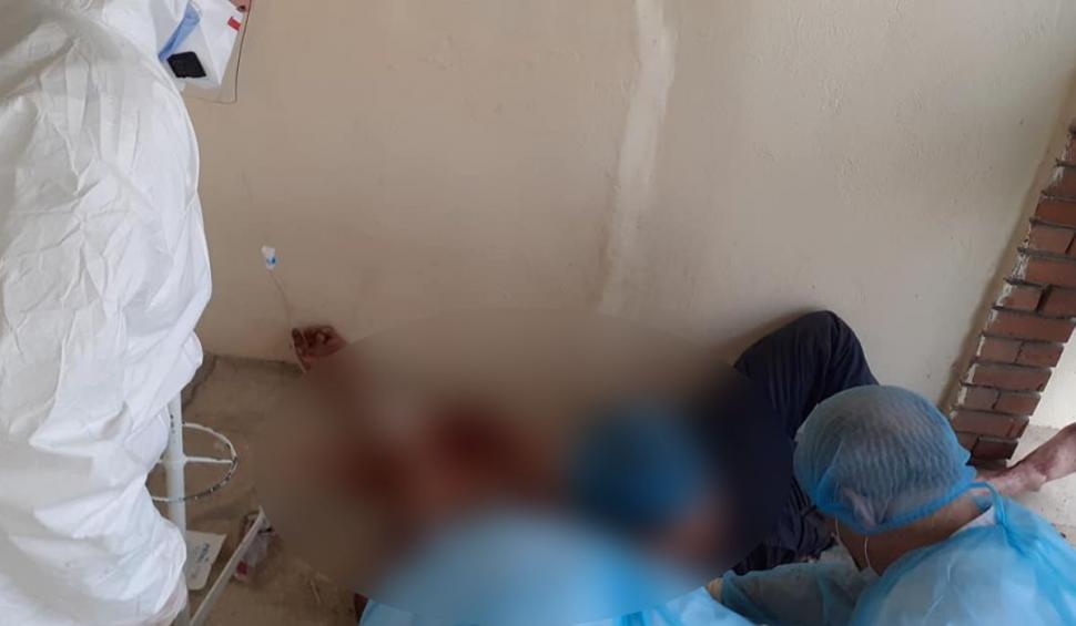 Bărbat fugit din izolare, în stare critică pe scările Spitalului Hârșova: 'I-a scuipat pe medici și i-a amenințat' 653812