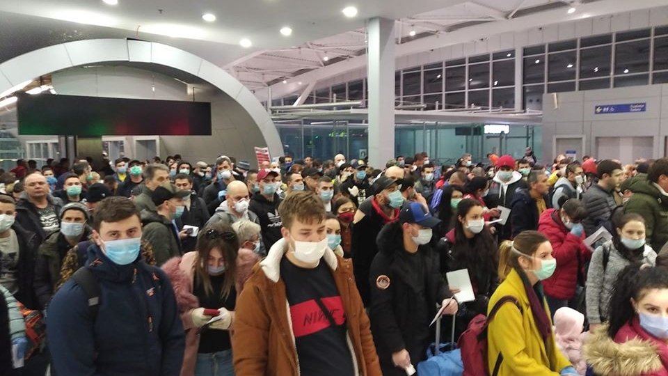 Sute de români veniți din Anglia s-au înghesuit pe aeroportul Otopeni: 'Distanțare socială. Suntem bine'
