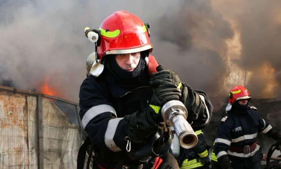 Femei arse de vii în propria locuință, după ce a izbucnit un incendiu. Pompierii le-au descoperit după ce au stins focul