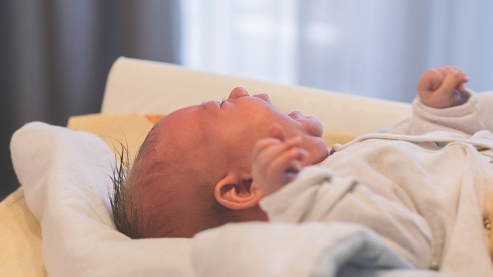 Mama unui bebeluș cu coronavirus trage un semnal de alarmă pentru toți părinții! „Strănuta des și avea un ochi roșu și umflat”