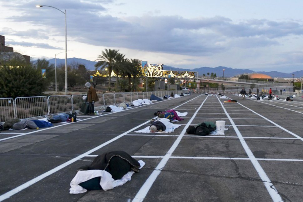 Oamenii străzii, culcați pe jos într-o parcare uriașă din Las Vegas în plină pandemie de coronavirus. ”Mă simt mult mai în siguranță aici”