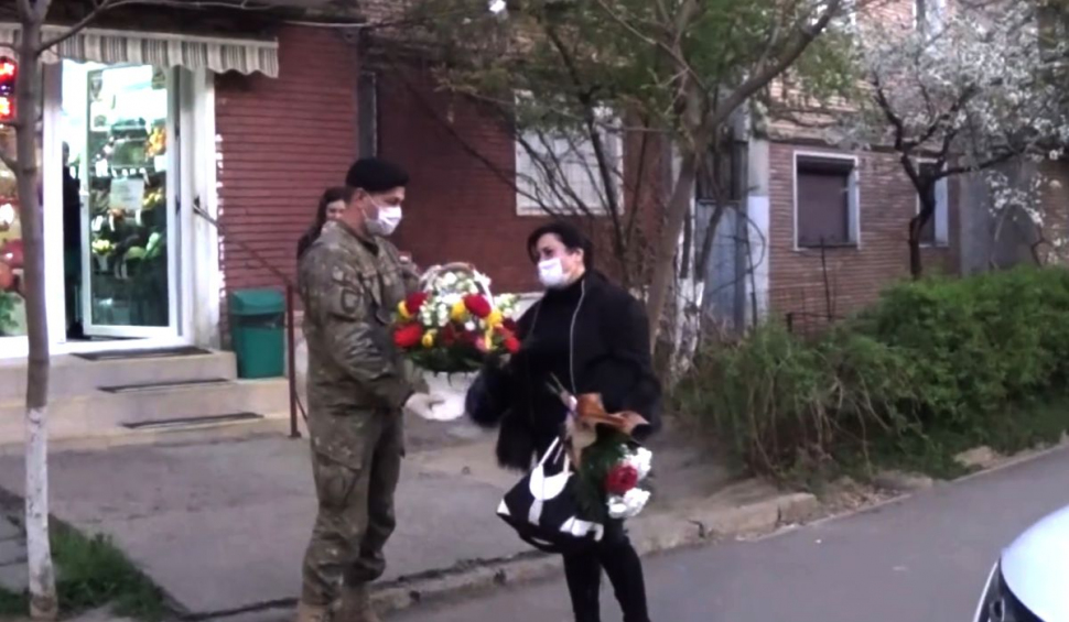 Asistenta din Galați hărţuită de vecini, așteptată cu flori de militari: 'Ne cerem scuze, Mihaela. Pentru unii ești erou!'