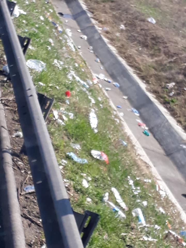 Mii de români continuă să intre în țară prin vama Nădlac: 'E dezastru! Cât gunoi!' 654421