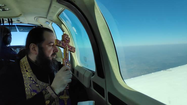 Trei preoți s-au urcat în avion și au făcut înconjurul Republicii Moldova pentru a se ruga. "Țara are nevoie de rugăciune"