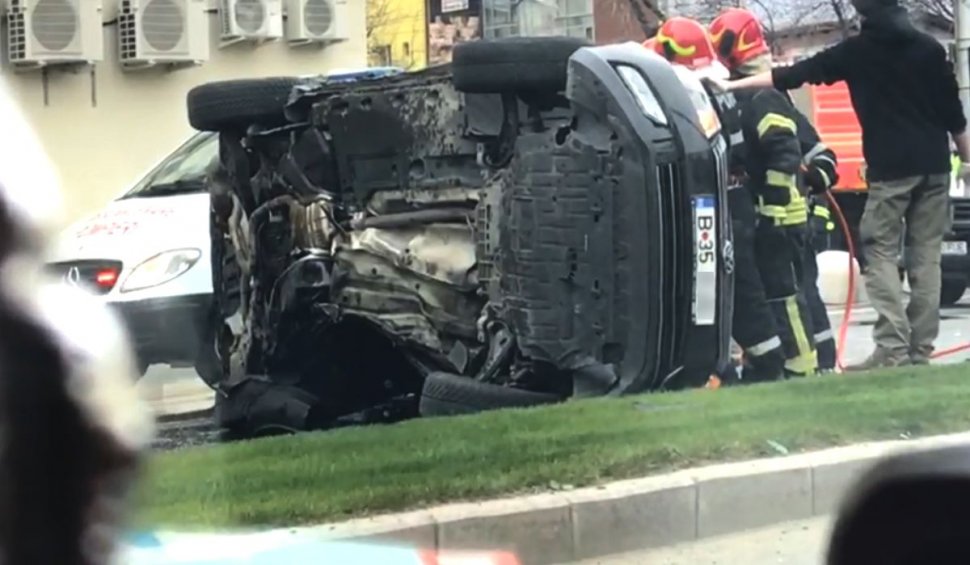 Accident grav în București, mașină răsturnată în intersecție: 'Sunt oameni înăuntru!'