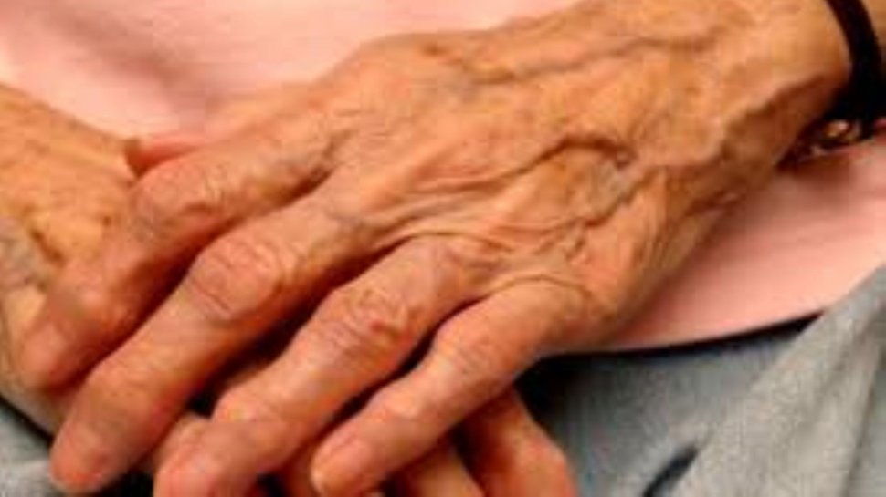 La 93 de ani, bolnavă de Parkinson, o femeie croiește măști pentru spitalele din Spania